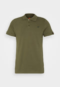Olivgrünes Poloshirt aus weichem Baumwollmaterial, mit einer Knopfleiste mit drei Knöpfen, kurzen Ärmeln und einem kleinen Logopatch auf der Brust.