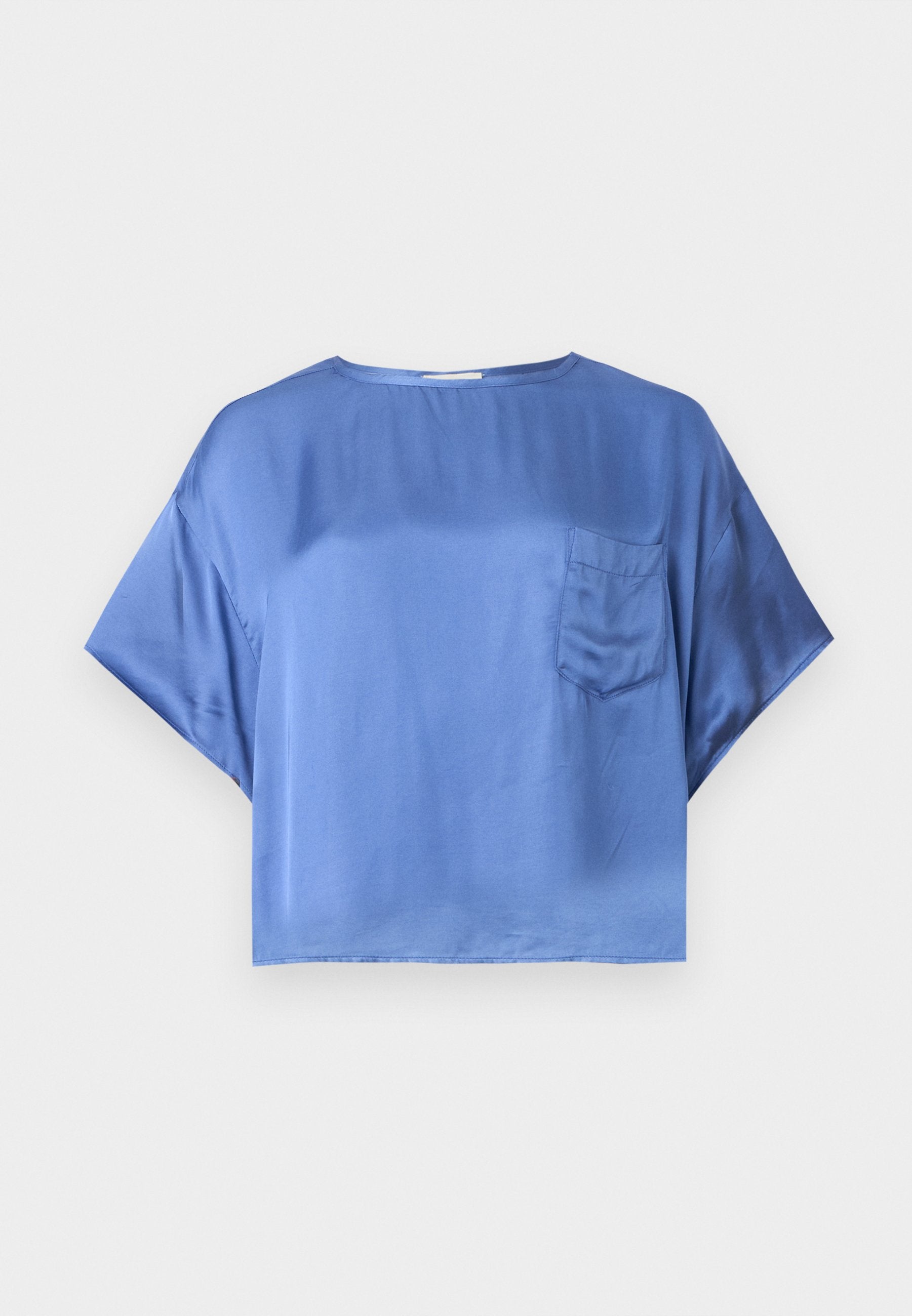 Blaue Satin-Bluse mit kurzen Ärmeln, rundem Ausschnitt und einer kleinen Tasche auf der linken Brust, auf weißem Hintergrund dargestellt.