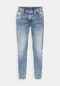 Hellblaue Jeans aus Denim mit einem ausgeblichenen Finish, verwaschenen Details, klassischem Five-Pocket-Design und geradem Bein.