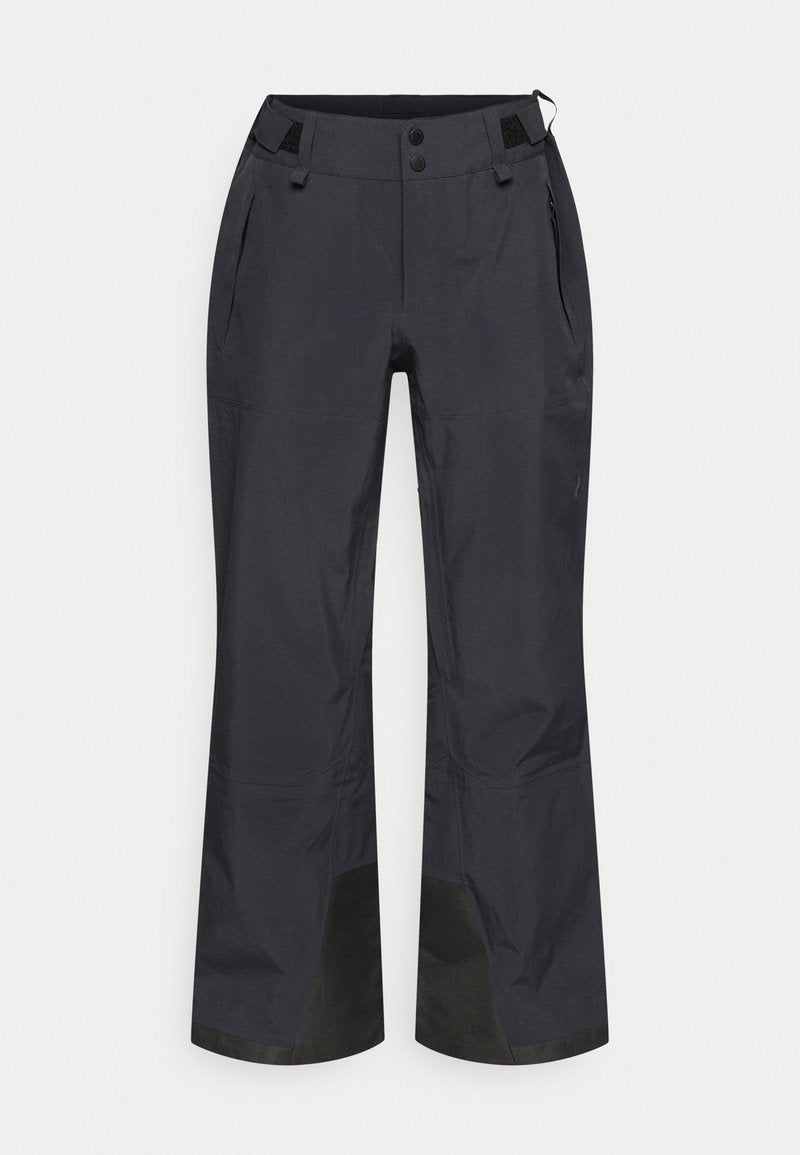 Schwarze wasserdichte Outdoor-Hose mit Reißverschlusstaschen an den Seiten, verstellbaren Taillenlaschen, verstärkten inneren Knöchelpaneelen und Druckknopfverschluss.