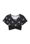 Schwarzes, kurz geschnittenes T-Shirt mit kurzen Ärmeln, das mit weißen Herzen und "HUGO"-Logos versehen ist. Gefertigt aus einem glatten Material und mit einem elastischen Bund.