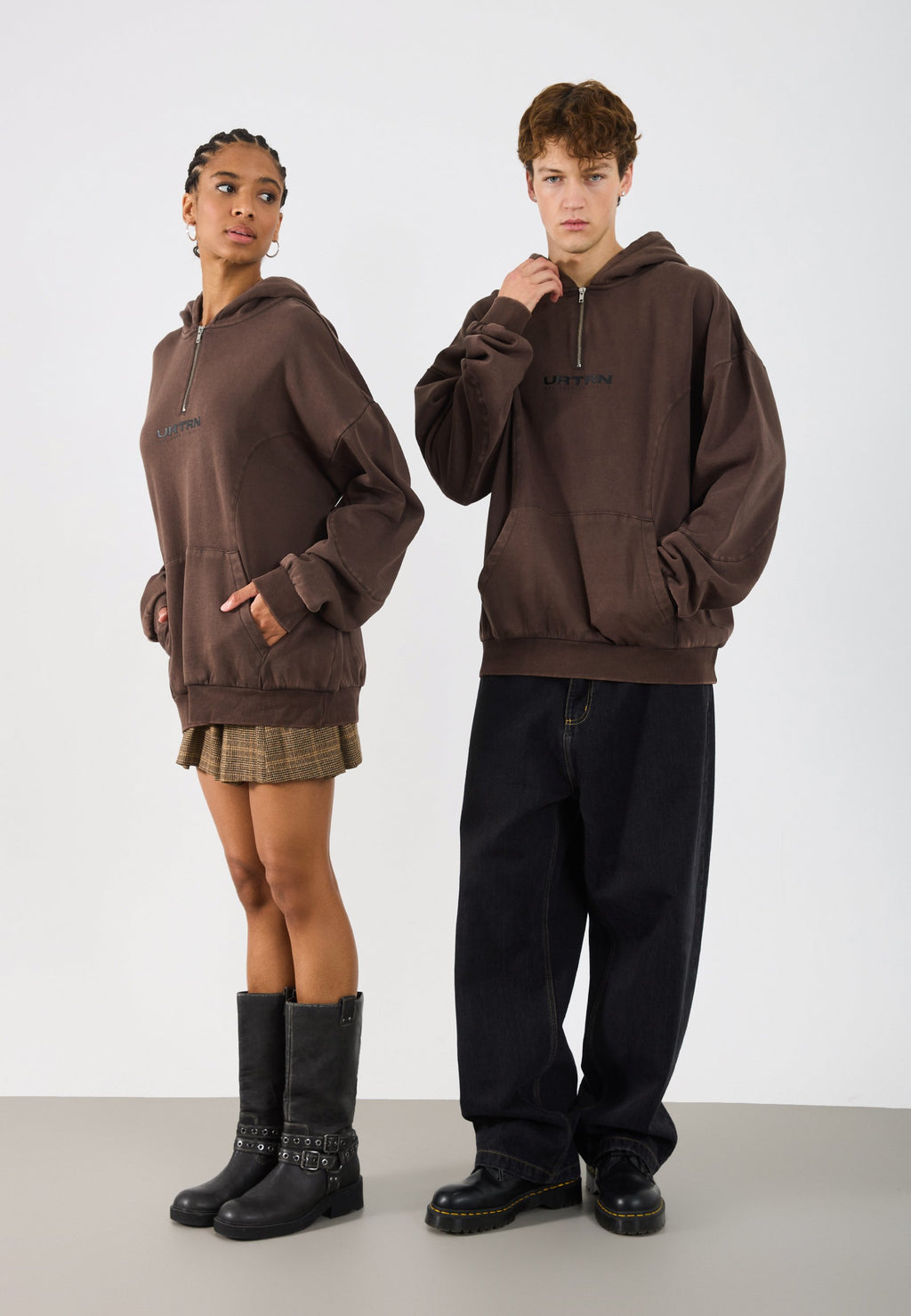 YOURTURN UNISEX RELAXED FIT CURVED HEM QUARTER-ZIP HOODIE