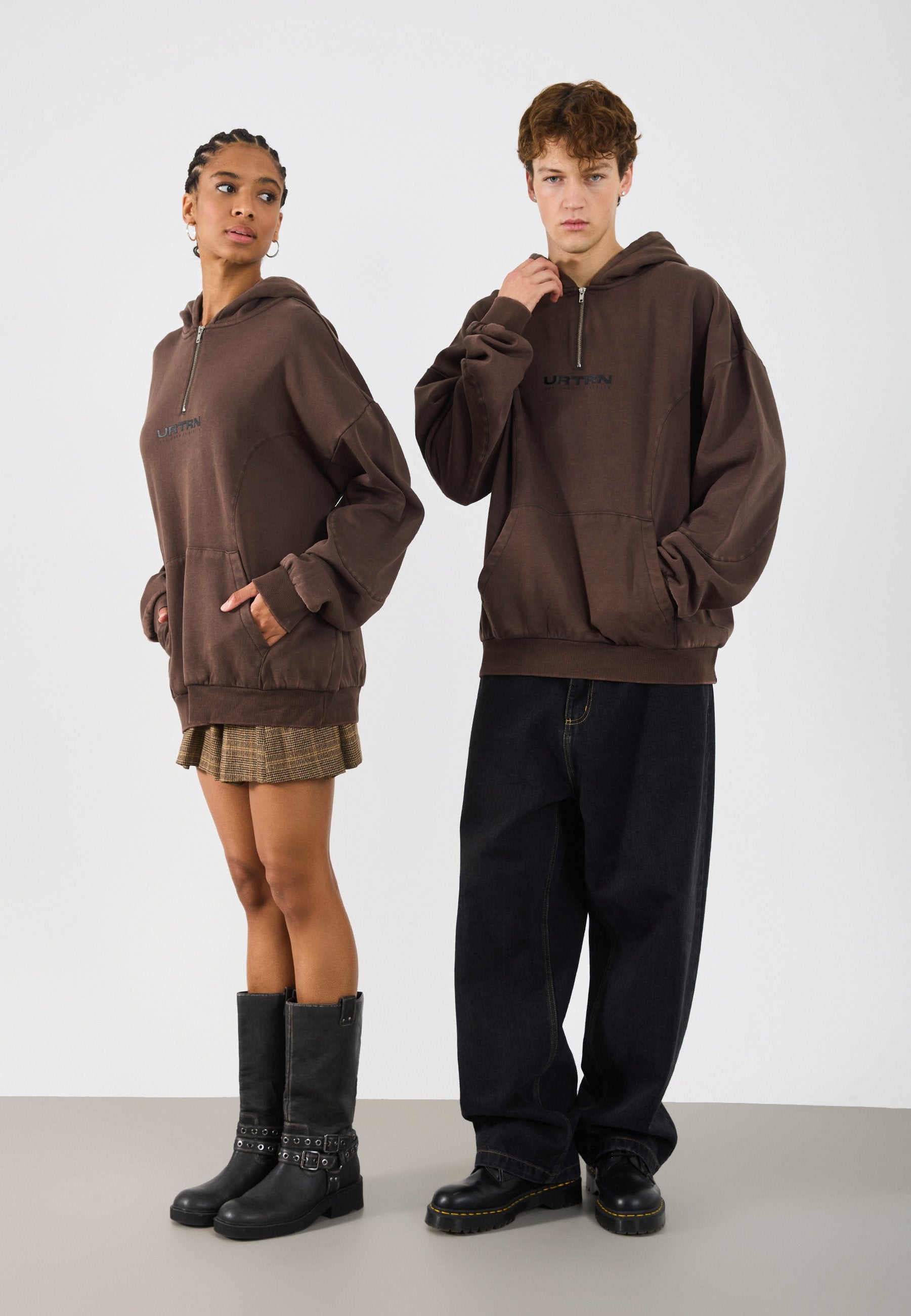 YOURTURN UNISEX RELAXED FIT CURVED HEM QUARTER-ZIP HOODIE
