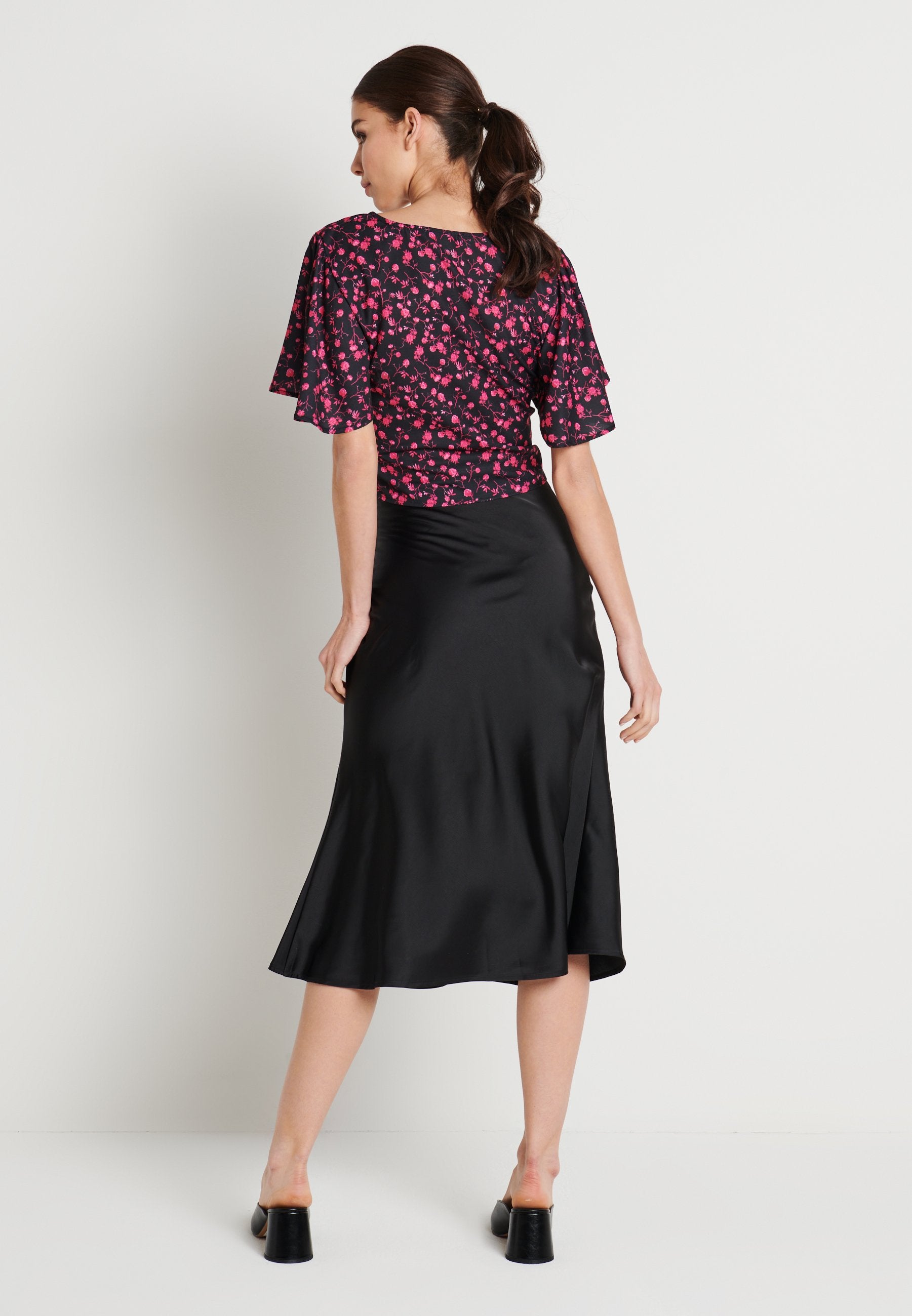 NA-KD ZALANDO X NA-KD V-NECK FLOWY BLOUSE