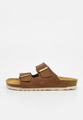 Braune Wildleder-Pantolette mit zwei verstellbaren Riemen und goldenen Schnallen, konturiertem Korkfußbett und weißer strukturierter Sohle.