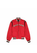 Rote Bomberjacke mit schwarz-weißen gestreiften Bündchen, Kragen und Saum, mit dem Text "DAILY PAPER" quer über die Brust und einem Reißverschluss vorne.