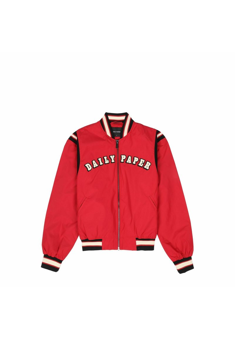 Rote Bomberjacke mit schwarz-weißen gestreiften Bündchen, Kragen und Saum, mit dem Text "DAILY PAPER" quer über die Brust und einem Reißverschluss vorne.