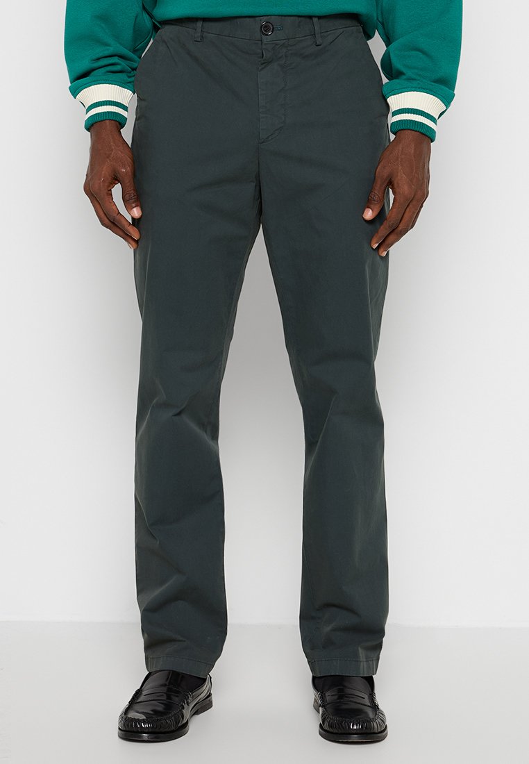 Dunkelgrüne gerade geschnittene Hose aus leichtem Stoff, mit Knopfverschluss und Gürtelschlaufen. Minimalistisches Design ohne Muster.