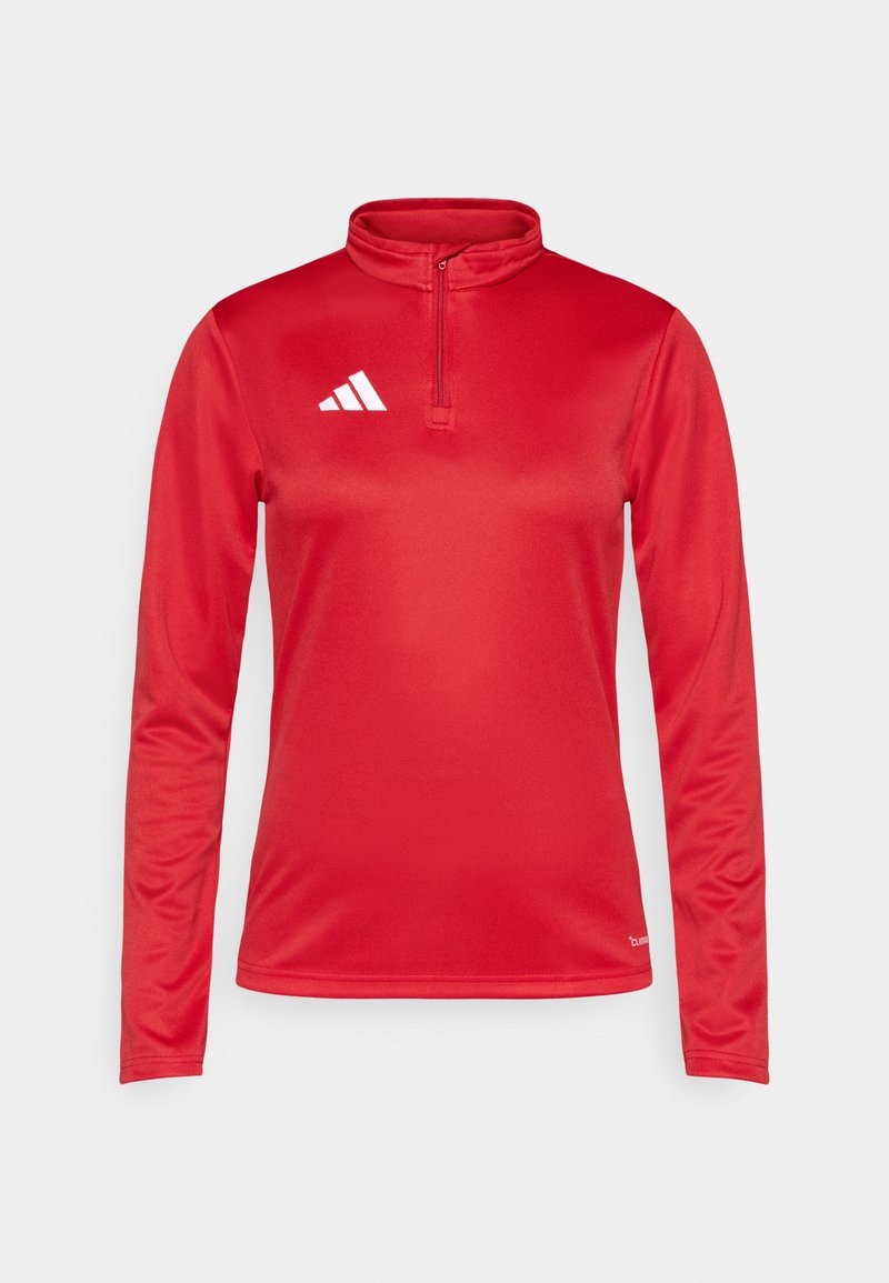 Rotes langärmeliges Sportoberteil mit hohem Kragen und Viertelreißverschluss. Mit weißem Adidas-Logo auf der linken Brust. Glattes, feuchtigkeitsableitendes Material.