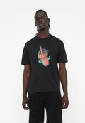 Junger Mann mit dunkler Haut und geflochtenem Haar, der ein schwarzes T-Shirt mit einer leuchtenden Smoothie-Becher-Grafik und dem Text „Happy Time“ trägt.
