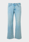 Hellblaue Jeans aus Denim mit weitem Bein, hoch tailliert, fünf Taschen und Knopfverschluss. Glatte Textur, ausgewaschener Look.