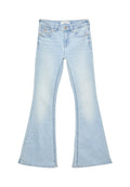 Hellblaue Schlagjeans mit ausgewaschenem Look, Fronttaschen und klassischem Fünf-Taschen-Design. Mit Knopf- und Reißverschluss.