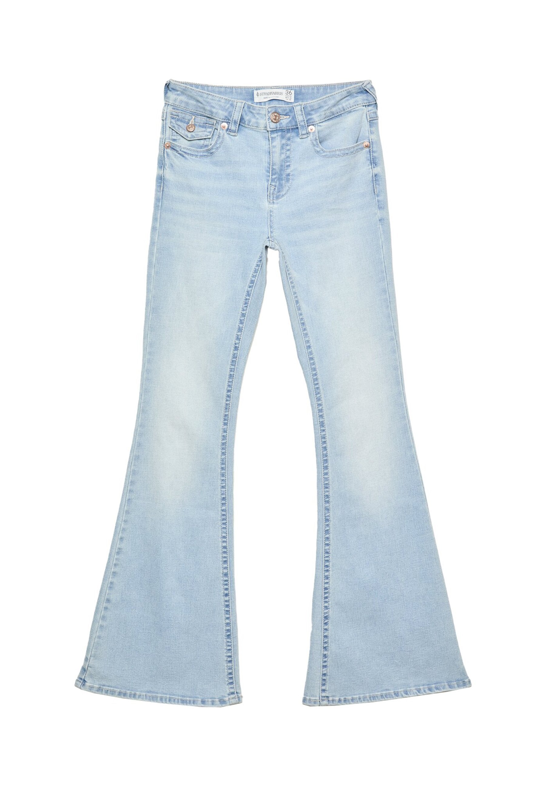 Hellblaue Schlagjeans mit ausgewaschenem Look, Fronttaschen und klassischem Fünf-Taschen-Design. Mit Knopf- und Reißverschluss.
