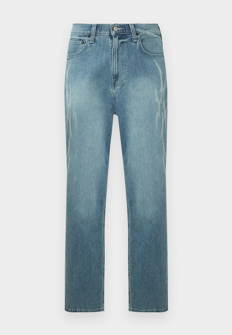 Hellblaue Jeans mit geradem Bein, verblasstem Leopardenmuster an den Seiten, vorderer Knopfleiste und klassischem Fünf-Taschen-Design.