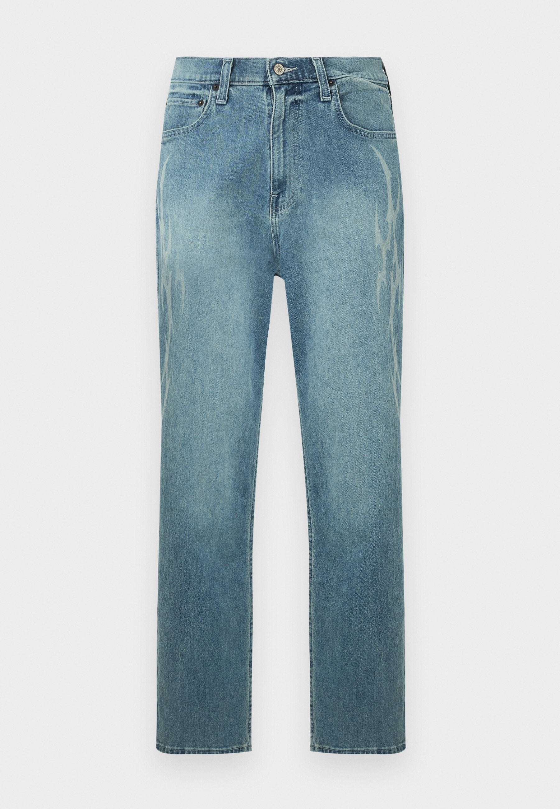 Hellblaue Jeans mit geradem Bein, verblasstem Leopardenmuster an den Seiten, vorderer Knopfleiste und klassischem Fünf-Taschen-Design.