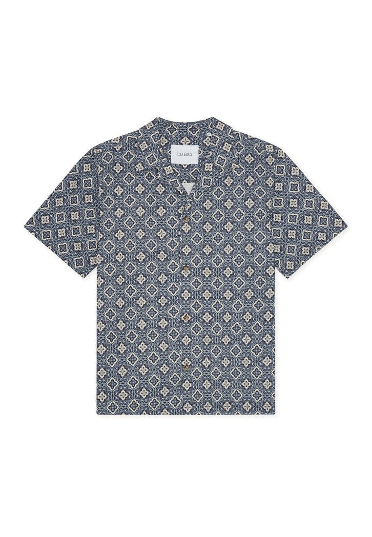 Kurzärmliges Hemd mit Knöpfen, gemustert mit geometrischen Formen in Marineblau und Beige. Hergestellt aus leichtem Stoff mit lockerem Schnitt.
