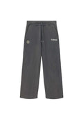 Dunkelgraue Sweatpants mit weitem Bein, elastischem Bund, Kordelzug, Seitentaschen und kleinen weißen Globus- und Markenlogos vorne.