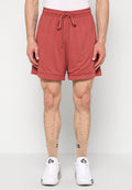 Bordeauxrote Sportshorts mit elastischem Bund und Kordelzug. Verfügt über Seitentaschen und einen glatten, leichten Stoff.