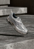 Nike Sportswear AIR MAX MOTO 2K - Trainers - vast grey/college grey/iron grey/cave stone
