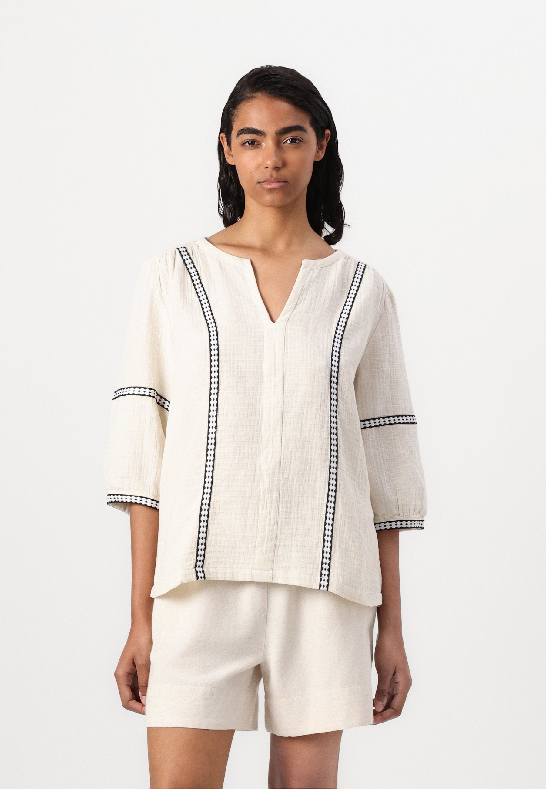 VILA VITOVANA V NECK