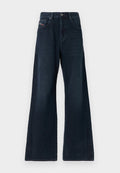 Weit geschnittene Jeans aus dunklem Denim mit mittlerer Leibhöhe, vorderen Taschen, dezenten Waschungen und sauberem Saum. Mit einem Metallknopfverschluss.