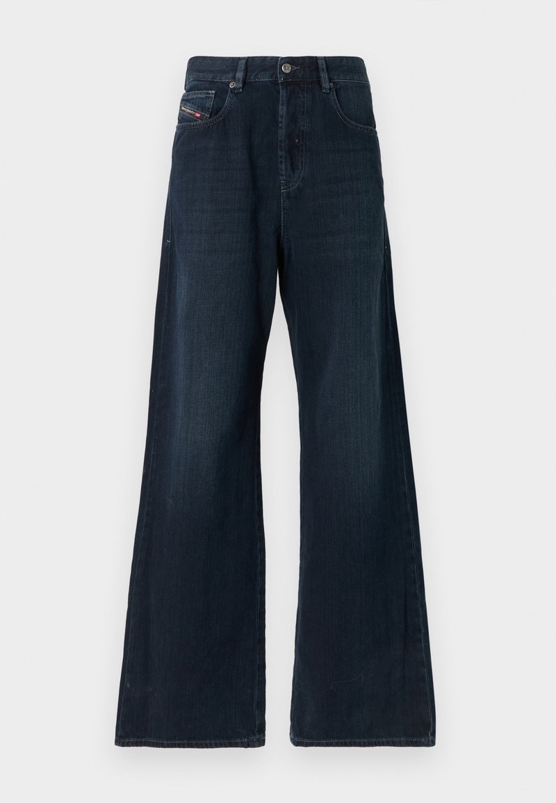 Weit geschnittene Jeans aus dunklem Denim mit mittlerer Leibhöhe, vorderen Taschen, dezenten Waschungen und sauberem Saum. Mit einem Metallknopfverschluss.