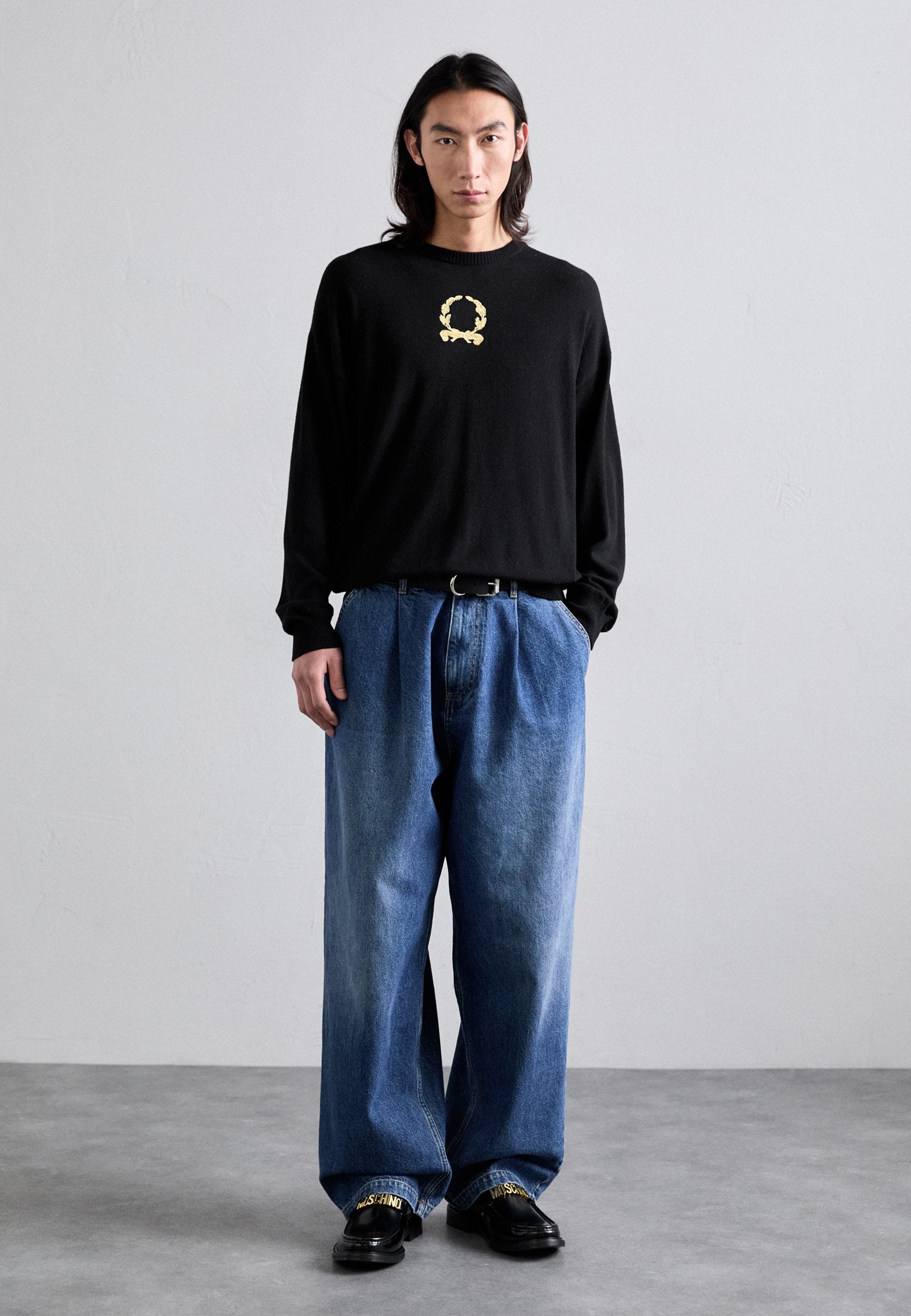 MOSCHINO LAUREL CROWN EMBLEM