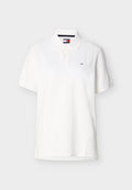 Weißes Polohemd mit kurzen Ärmeln, zwei Knöpfen, einem Kragen und einem kleinen Tommy Jeans Flaggenlogo auf der linken Brust.