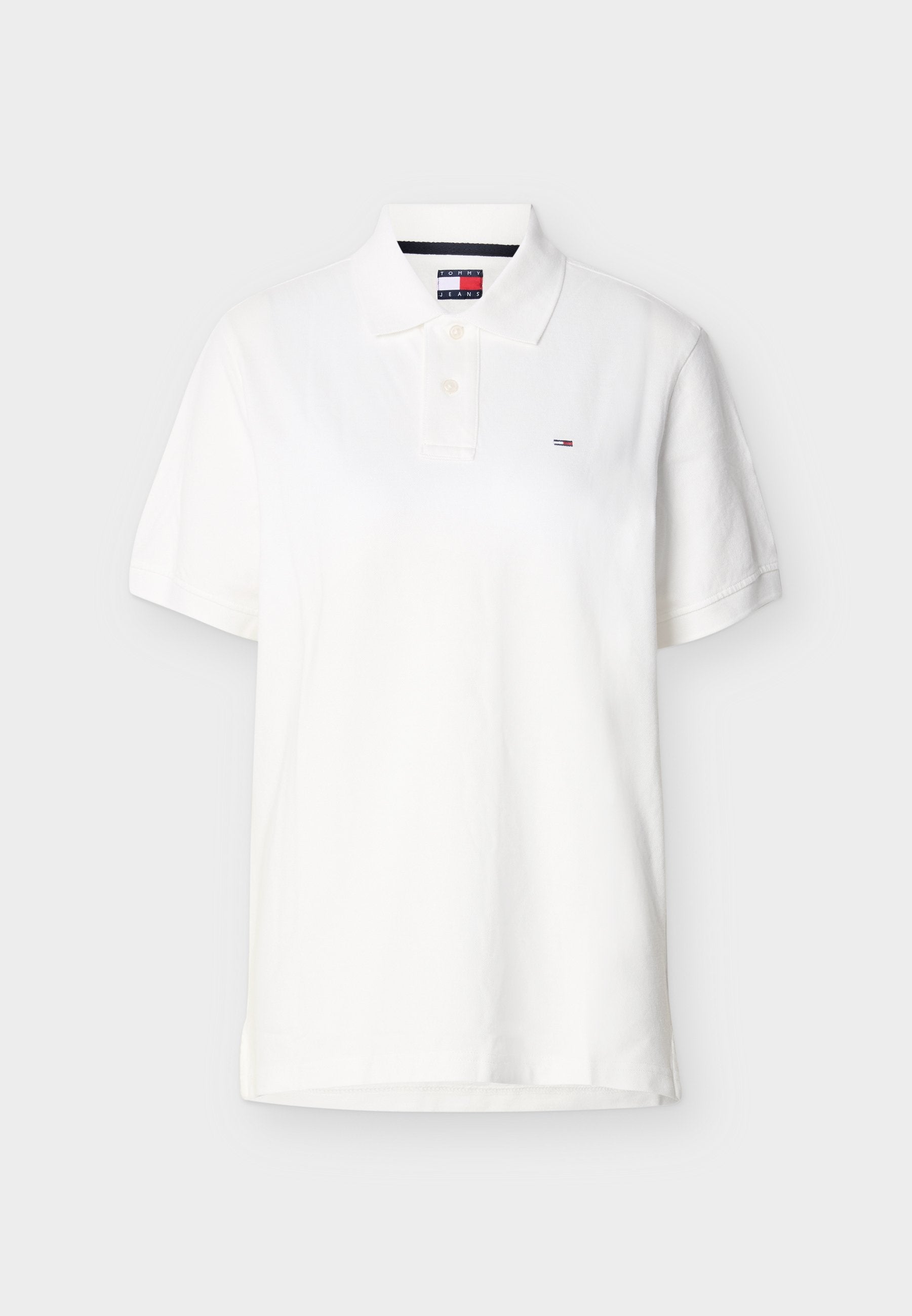 Weißes Polohemd mit kurzen Ärmeln, zwei Knöpfen, einem Kragen und einem kleinen Tommy Jeans Flaggenlogo auf der linken Brust.