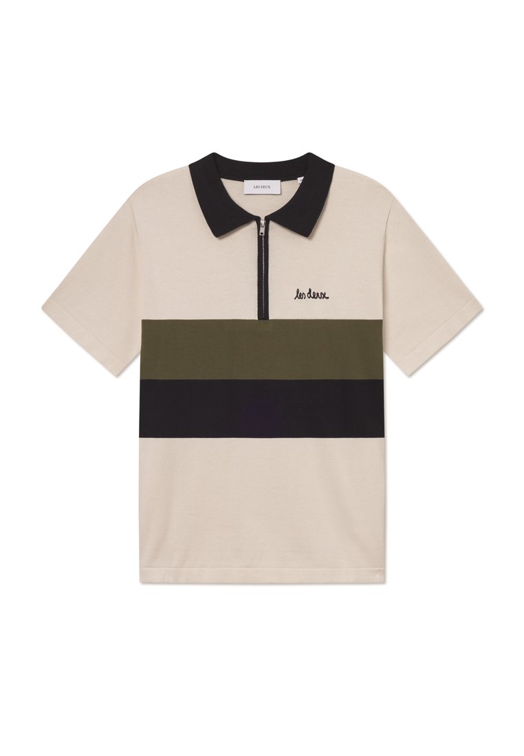 Beige Poloshirt mit kurzen Ärmeln, schwarzem Kragen und Reißverschluss, verziert mit horizontalen Streifen in olivgrün und schwarz. Besticktes Logo.