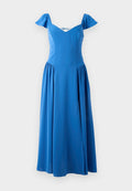 Blaues Midikleid aus glattem Stoff, mit V-Ausschnitt, kurzen Puffärmeln und gerafftem Rock mit einem seitlichen Schlitz.