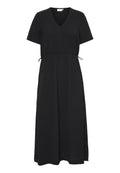 Schwarzes knielanges Kleid mit kurzen Ärmeln, V-Ausschnitt, elastischem Taillenbund mit Kordelzug und lockerer Passform. Glatte Stofftextur.