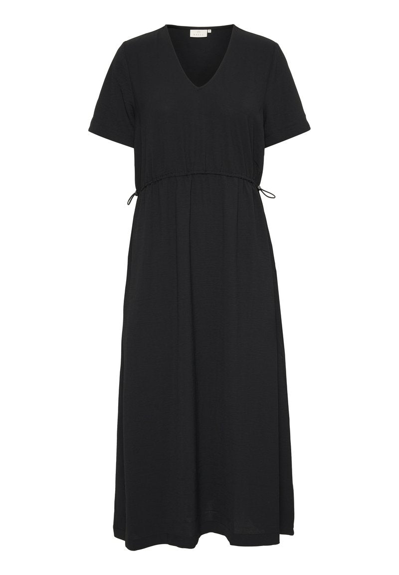 Schwarzes knielanges Kleid mit kurzen Ärmeln, V-Ausschnitt, elastischem Taillenbund mit Kordelzug und lockerer Passform. Glatte Stofftextur.