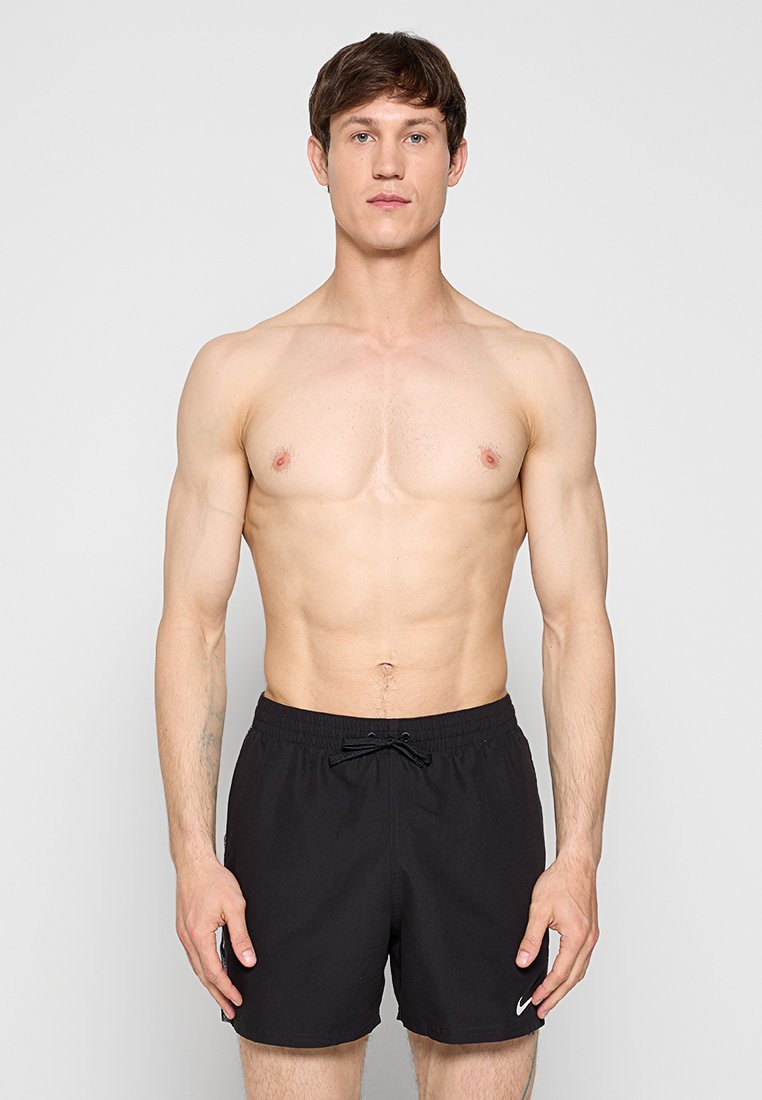 Schwarze Badeshorts mit Kordelzug am Bund, versehen mit einem kleinen weißen Nike-Logo auf der linken Seite. Glatte Textur, Standardpassform.