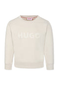 Beige Rundhals-Sweatshirt mit einem strukturierten "HUGO"-Logo auf der Vorderseite, gerippten Bündchen und Saum, aus einem weichen Material gefertigt.