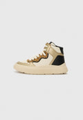 Hochgeschnittene Sneaker mit einem beige Kunstleder-Obermaterial, schwarzen Akzenten und einem Leopardenmuster an der Seite. Dicke Gummisohle und Schnürsenkel.