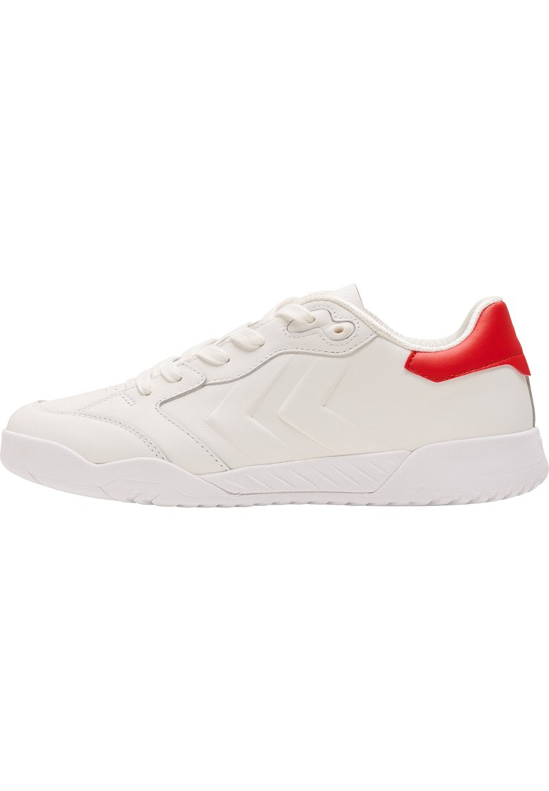 Weiße Sportschuhe mit einem glatten Obermaterial aus Synthetik, das einen roten Akzent an der Ferse und ein strukturiertes Seitenpanel aufweist. Gummisohle mit niedrigem Profil.