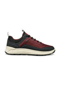 Niedrig geschnittene Sneaker mit burgunderfarbenem Mesh-Obermaterial, schwarzen Akzenten, weißer gewellter Sohle, schwarzen Schnürsenkeln und Zugschlaufe an Ferse und Zunge.