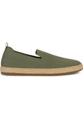 Grüner Slipper mit strukturiertem Obermaterial, geflochtenem Jutemittelsohle und Gummisohle. Verfügt über ein minimalistisches Design und elastische Seiteneingänge.