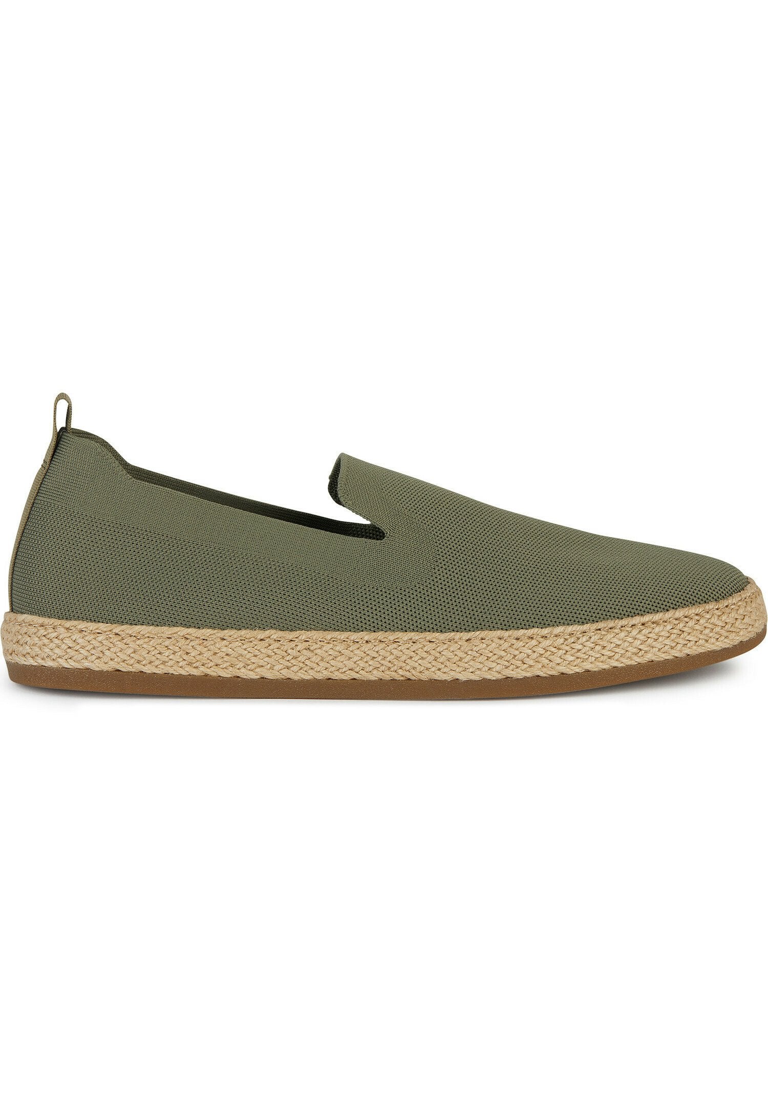 Grüner Slipper mit strukturiertem Obermaterial, geflochtenem Jutemittelsohle und Gummisohle. Verfügt über ein minimalistisches Design und elastische Seiteneingänge.