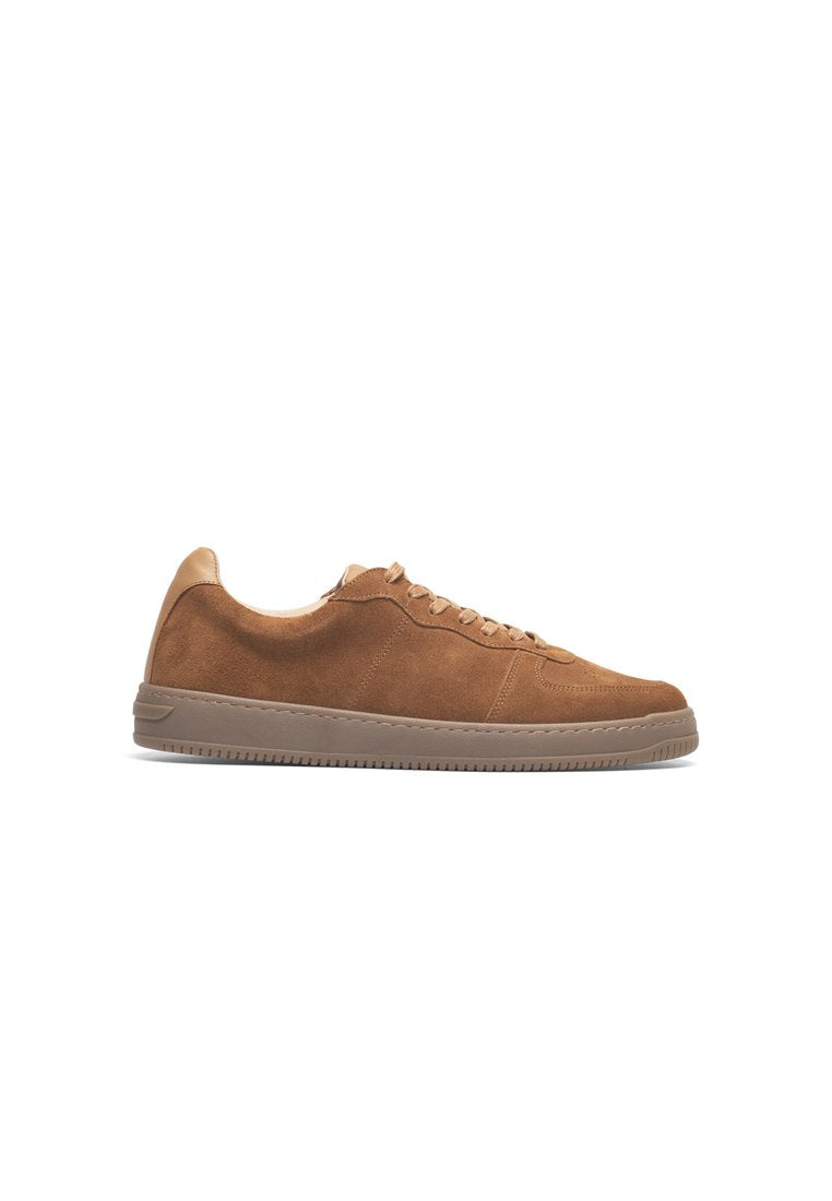 Braune Wildleder-Sneaker mit Schnürdesign, runder Zehenform und einer strukturierten Gummisohle. Verfügt über einen glatten Lederakzent an der Ferse.