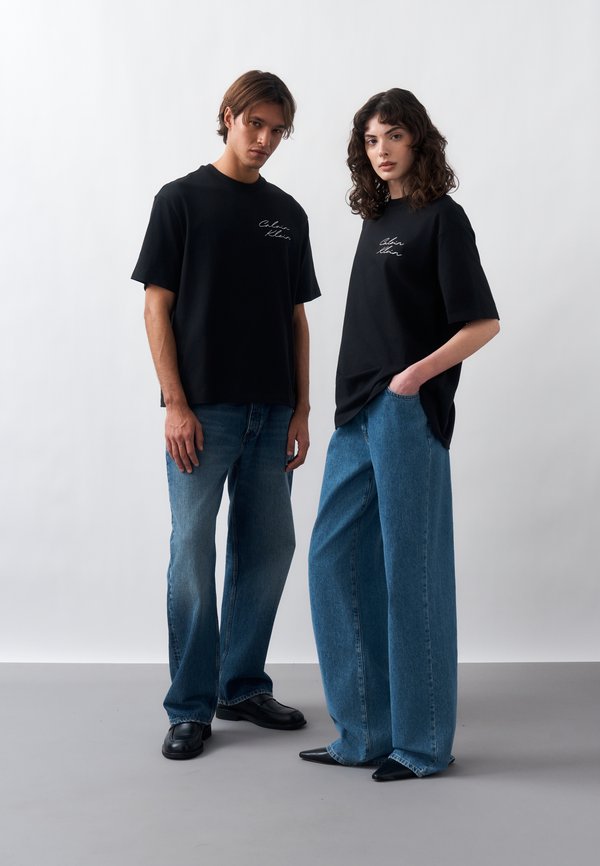 Calvin Klein Jeans 16S APRIL GRAPHIC SEASONAL FASHI UNISEX - Print T-shirt - black