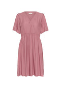 Mauve Kleid in knielanger Länge mit kurzen Ärmeln, V-Ausschnitt, Wickel-Oberteil, geraffter Taille und strukturiertem Stoff.