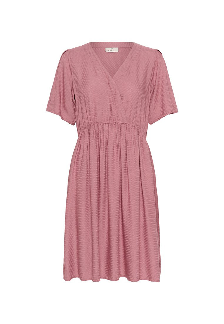 Mauve Kleid in knielanger Länge mit kurzen Ärmeln, V-Ausschnitt, Wickel-Oberteil, geraffter Taille und strukturiertem Stoff.
