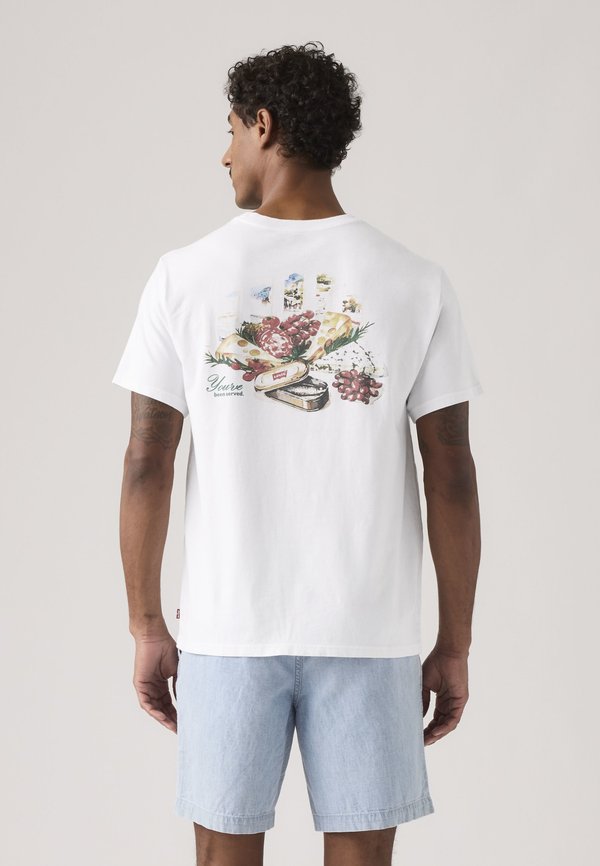 Levi's® RELAXED FIT TEE - Print T-shirt - white