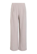 Beige weite Hose mit gefaltetem Vorderteil, aus weichem Stoff gefertigt, mit hoher Taille und ohne sichtbare Taschen oder Verschlüsse.