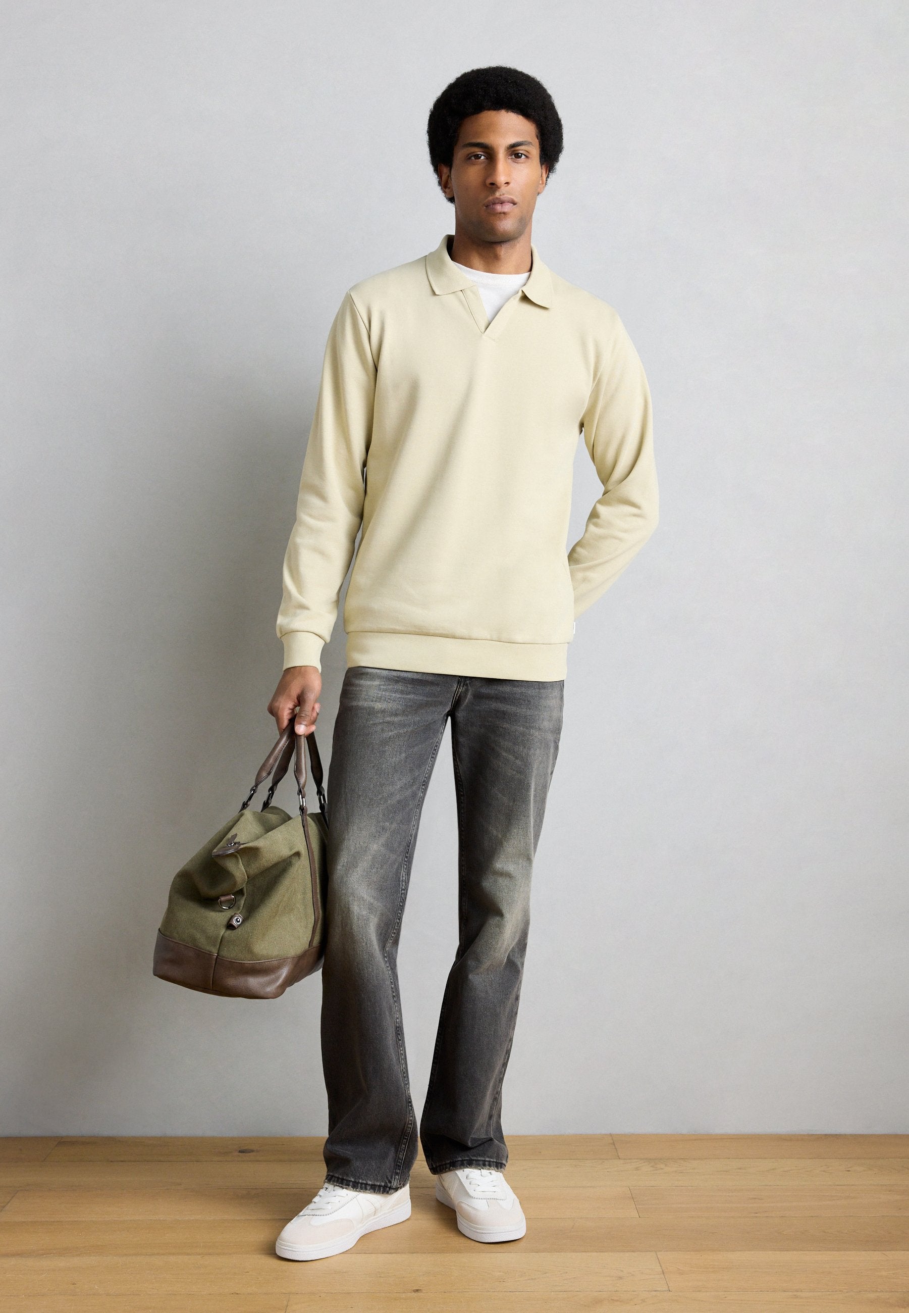 V NECK  Media 2