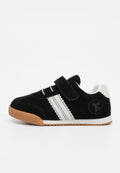 Schwarzer Sneaker aus Wildleder mit weißen Streifen, Klettverschluss und Kautschuksohle in Karamellfarbe. Verfügt über ein rundes Logo auf der Außenseite und einen kontrastierenden Fersenbereich.