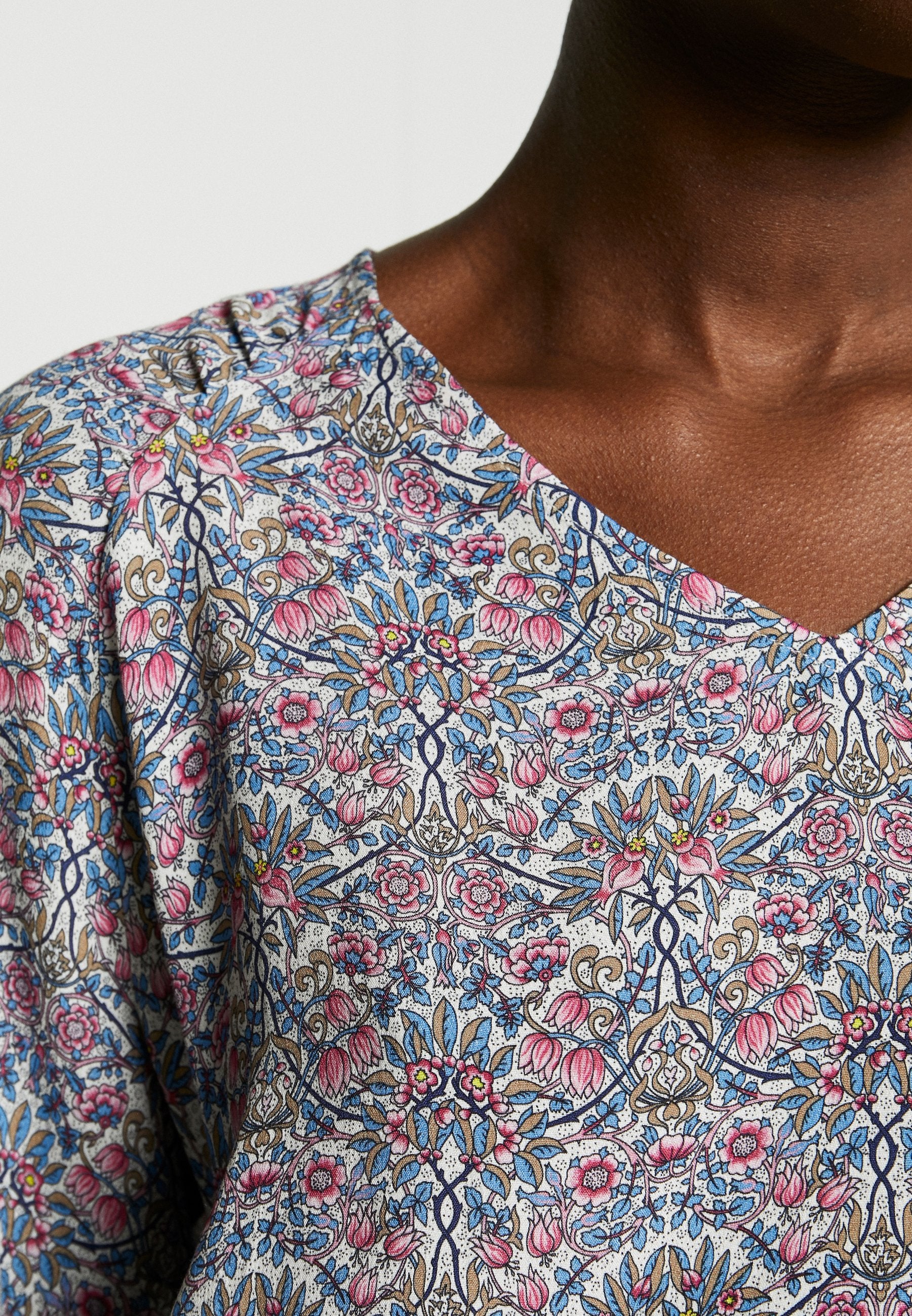 Rich & Royal BLOUSE WITH V-NECK