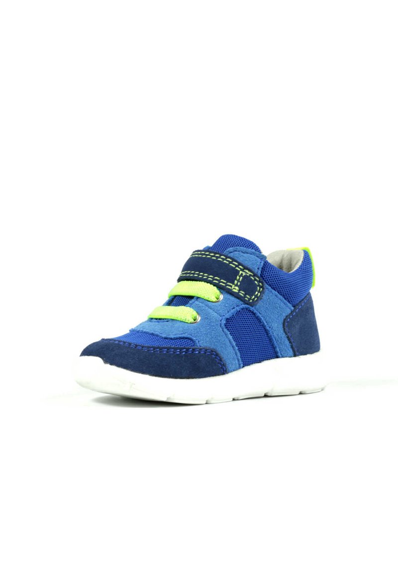 Blauer Sportschuh aus einer Kombination von Wildleder und Mesh-Materialien, mit einer weißen Gummisohle, neongrünen Schnürsenkeln und kontrastierenden Nähdetails.